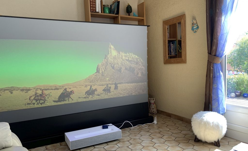 Optoma CinemaX P2 : un vidéoprojecteur 4K ultra courte focale un petit peu  plus accessible